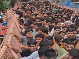 Ujjain के Nagchandreshwar मंदिर के बाहर भीड़ का दबाव