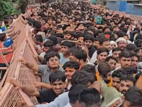 Ujjain के Nagchandreshwar मंदिर के बाहर भीड़ का दबाव