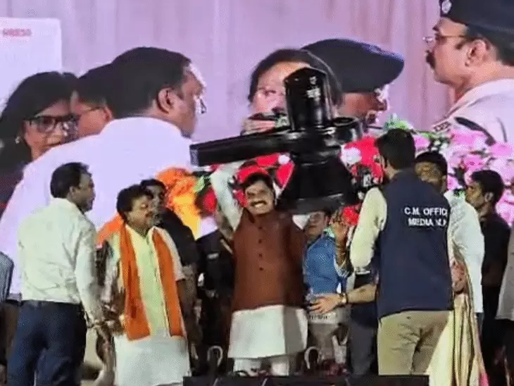 इंदौर में CM मोहन यादव ने 14D थिएटर का किया शुभारंभ, कांवड़ यात्री से मिलने रोका काफिला; वंदे मातरम् को लेकर कांग्रेस पर साधा निशाना