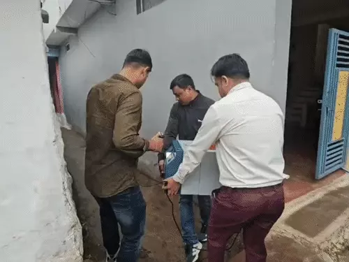 सोशल मीडिया पर बंदूक की फोटो, घर पहुंची पुलिस तो मिला 1 करोड़ कैश; नोट गिनने मशीन मंगानी पड़ी