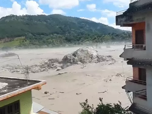 Nepal-Tibet Flood: पहाड़ टूटा, नदी बनी काल; 165 मौतें, सैकड़ों अब भी लापता