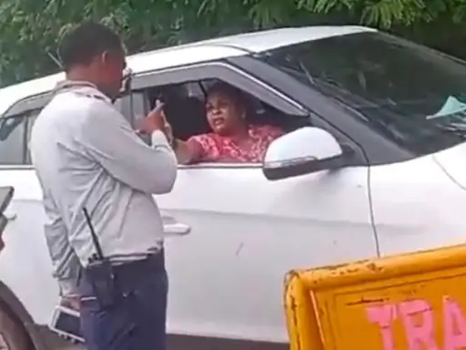 बिना नंबर प्लेट कार में पुलिस हूटर, रोकने पर महिला ने किया हंगामा; वीडियो वायरल