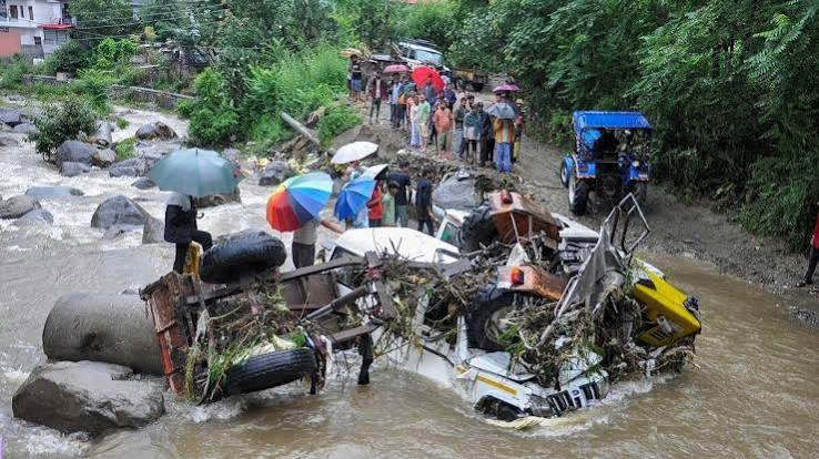 Monsoon Flood UP के 16 जिलों में बाढ़, नावों से आवाजाही; Bihar से Himachal तक बारिश का कहर