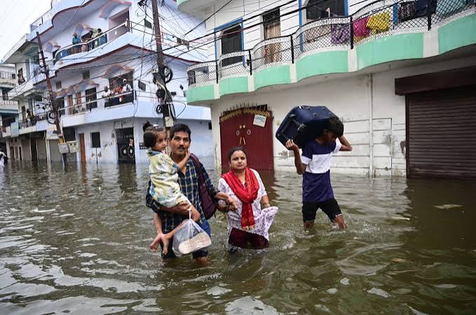 UP से Odisha तक Flood का कहर: प्रयागराज जलमग्न, स्कूल में 312 छात्र फंसे
