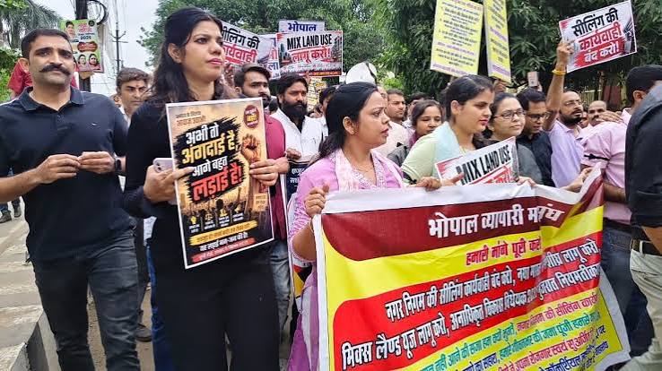 Bhopal Municipal Action: दुकानों पर Sealing से नाराज व्यापारी, बोले- बड़े Malls पर कार्रवाई क्यों नहीं?