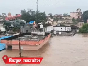 UP के झरने में फंसे पर्यटक, चित्रकूट में घरों में घुसा 5 फीट तक कीचड़