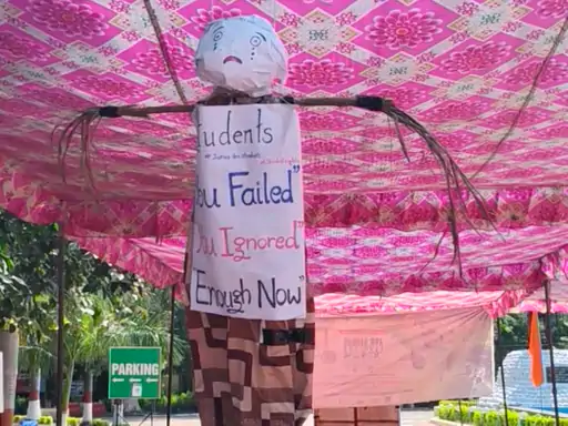 Gwalior Student Protest: LNIPE गेट पर पुतला लटकाकर छात्रों का विरोध, धरना 12वें दिन भी जारी