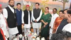 Akhilesh Yadav और Dhanraj Nathwani के साथ दिखे मंत्री Rakesh Sachan, क्रॉस वोटिंग की अटकलें तेज