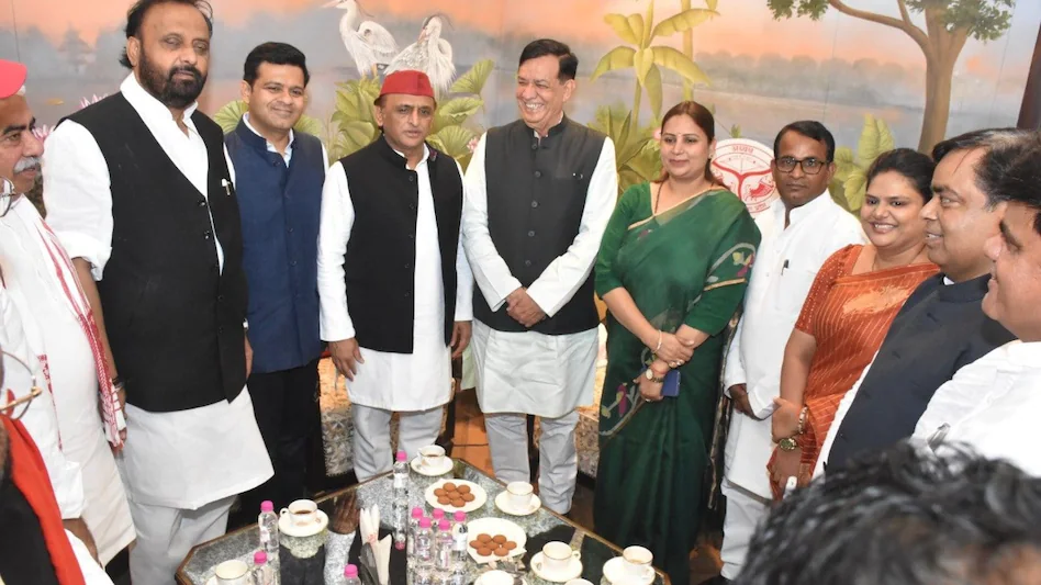 Akhilesh Yadav और Dhanraj Nathwani के साथ दिखे मंत्री Rakesh Sachan, क्रॉस वोटिंग की अटकलें तेज