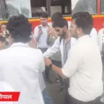स्टाइपेंड बढ़ाने की मांग पर MP के इंटर्न डॉक्टरों का आंदोलन, भोपाल में सड़क पर बैठे