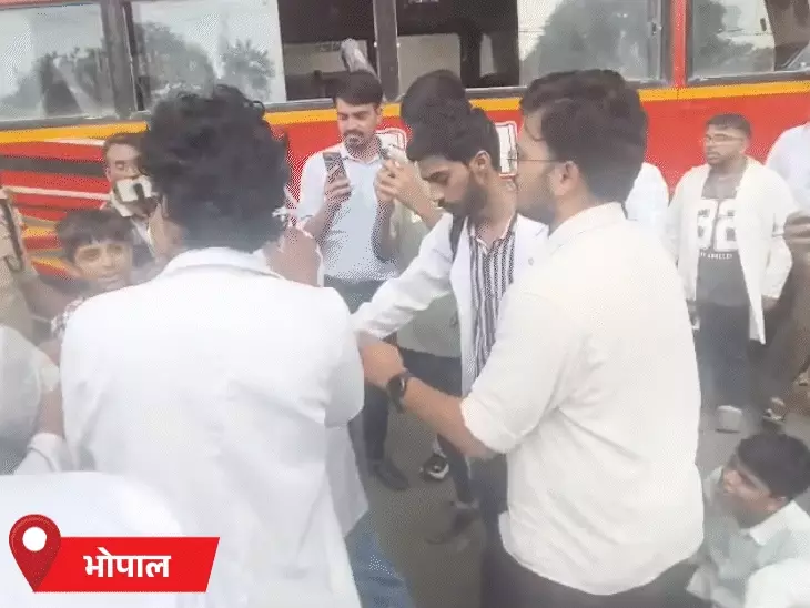 स्टाइपेंड बढ़ाने की मांग पर MP के इंटर्न डॉक्टरों का आंदोलन, भोपाल में सड़क पर बैठे