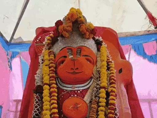 उज्जैन में खड़े हनुमान की प्रतिमा नहीं हिली, IIT इंदौर की टीम ने शुरू की जांच