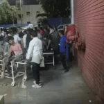 गांधीनगर में बड़ा हादसा: निर्माणाधीन इमारत पर गिरी क्रेन, 10-15 मजदूरों के दबे होने की आशंका
