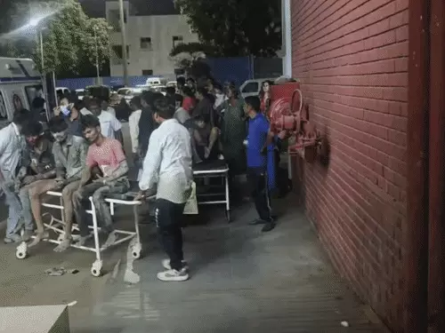 गांधीनगर में बड़ा हादसा: निर्माणाधीन इमारत पर गिरी क्रेन, 10-15 मजदूरों के दबे होने की आशंका
