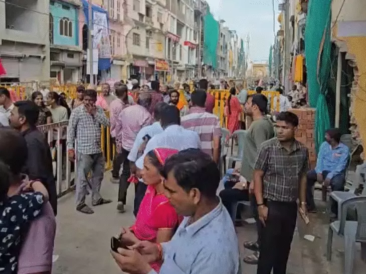 उज्जैन के खड़े हनुमान मंदिर में बढ़ी श्रद्धालुओं की भीड़, मूर्ति हटाने को लेकर दावों पर प्रशासन की सफाई