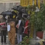 इंदौर में जीतू यादव की MIC में वापसी का विरोध, पार्षद कमलेश कालरा परिवार संग धरने पर बैठे