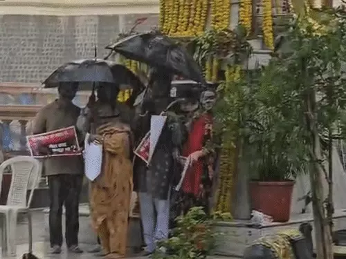 इंदौर में जीतू यादव की MIC में वापसी का विरोध, पार्षद कमलेश कालरा परिवार संग धरने पर बैठे