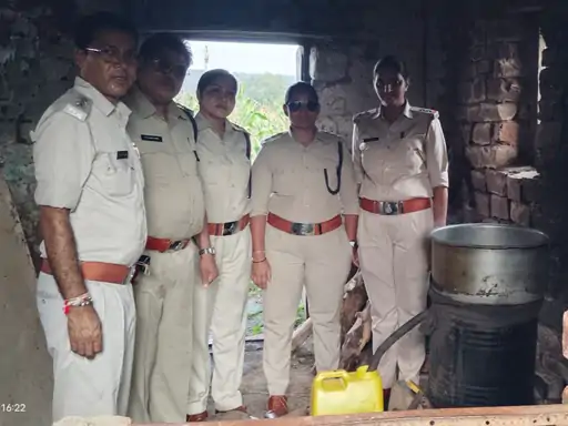 भोपाल में अवैध शराब पर आबकारी विभाग की कार्रवाई, दो हाथ भट्टियां मिलीं; वाइन शॉप पर भी जुर्माना
