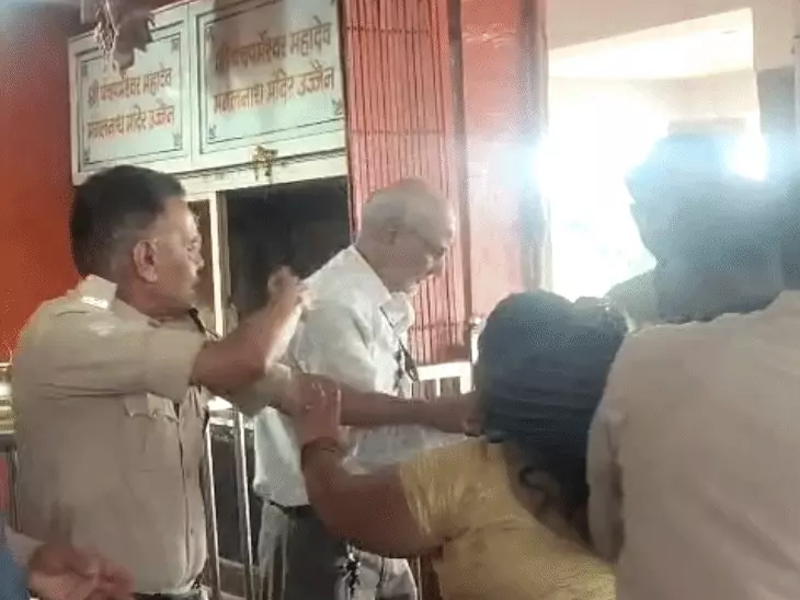 उज्जैन के मंगलनाथ मंदिर में VIP गेट से एंट्री को लेकर विवाद, परिवार और कर्मचारी के बीच हुई झड़प