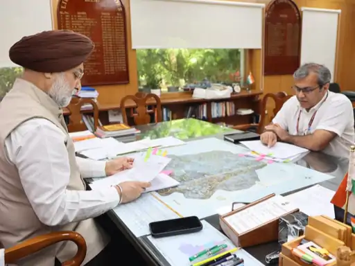 दिल्ली में सफाई, जलभराव और अवैध निर्माण पर सख्ती के निर्देश, LG ने MCD को तय की जवाबदेही