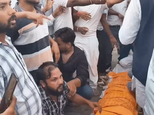 सपा नेता पवन यादव की हत्या के बाद हाईवे जाम, 2 करोड़ मुआवजे और नौकरी की मांग; पुलिस मुठभेड़ में 2 आरोपी घायल