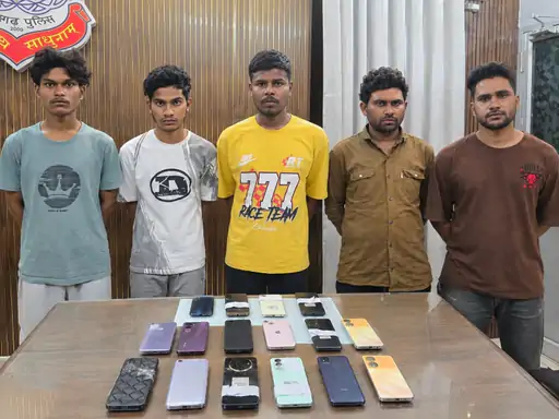 रायपुर में मोबाइल चोरी-लूट के अंतरराज्यीय गिरोह का खुलासा, 5 गिरफ्तार; 100 वारदातों का पता चला