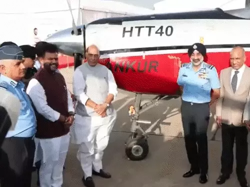 भारतीय वायुसेना को मिले तेजस ट्रेनर और HTT-40 विमान, पवन हंस को चार ध्रुव NG हेलिकॉप्टर सौंपे