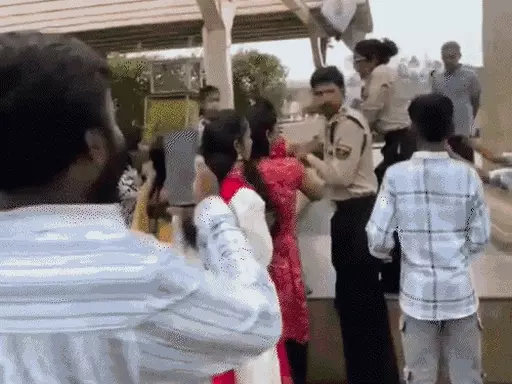 उज्जैन महाकाल मंदिर में दिल्ली की महिला श्रद्धालु से मारपीट का आरोप, बेटी के सामने बाल खींचने और मोबाइल छीनने का दावा
