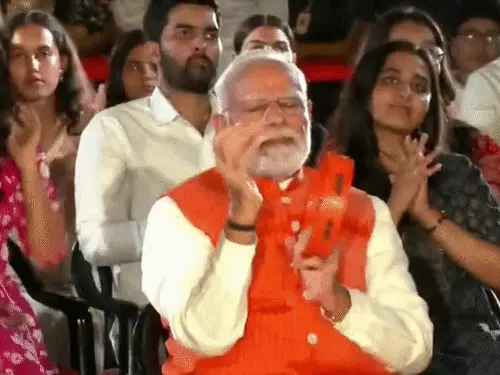 PM मोदी ने ‘भजन क्लबिंग’ कार्यक्रम में बजाई खंजरी, गुजराती और हिंदी भजनों में हुए मग्न