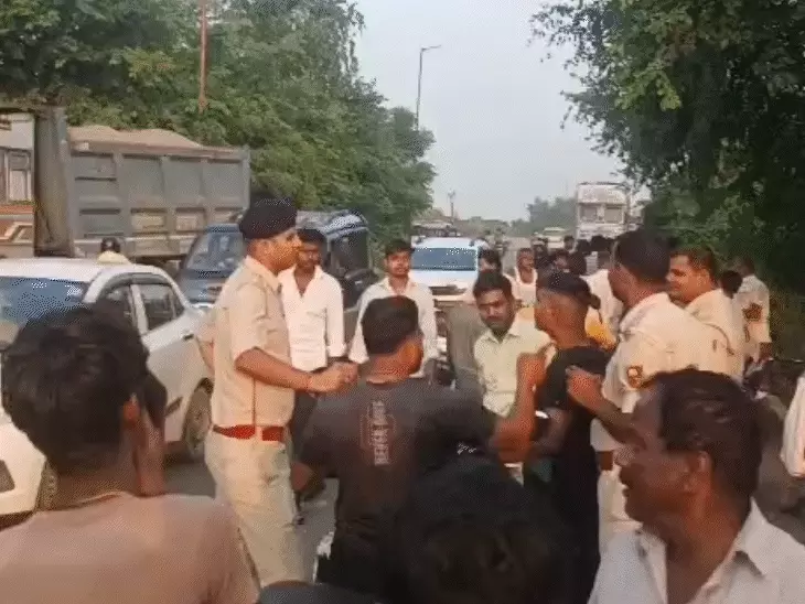 सीवान में तेज रफ्तार हाइवा ने बाइक सवार पिता-पुत्र को कुचला, दोनों की मौत