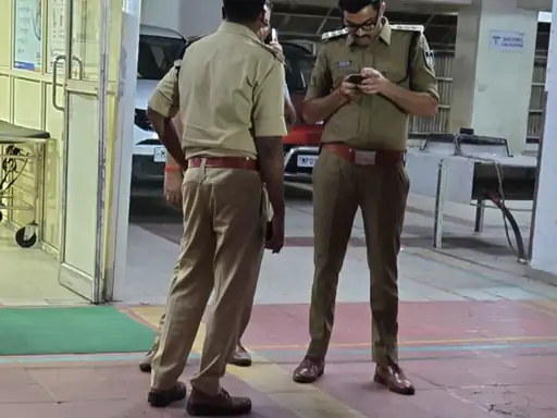 इंदौर में पुलिसकर्मी पर चाकू से हमला, बदमाश ने पहले खुद को मारा चाकू; हालत गंभीर