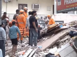 Delhi Building Collapse: 50 साल पुरानी इमारत गिरी, 3 की मौत; हादसे के वक्त 50 से ज्यादा लोग थे अंदर