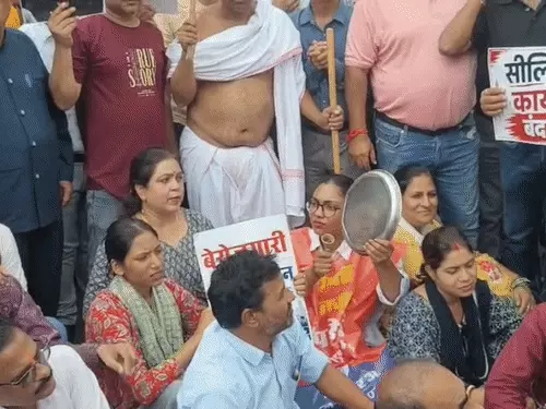 Sealing Action पर Bhopal में बवाल: व्यापारियों और पुलिस में भिड़ंत, शंख-डमरू बजाकर प्रदर्शन