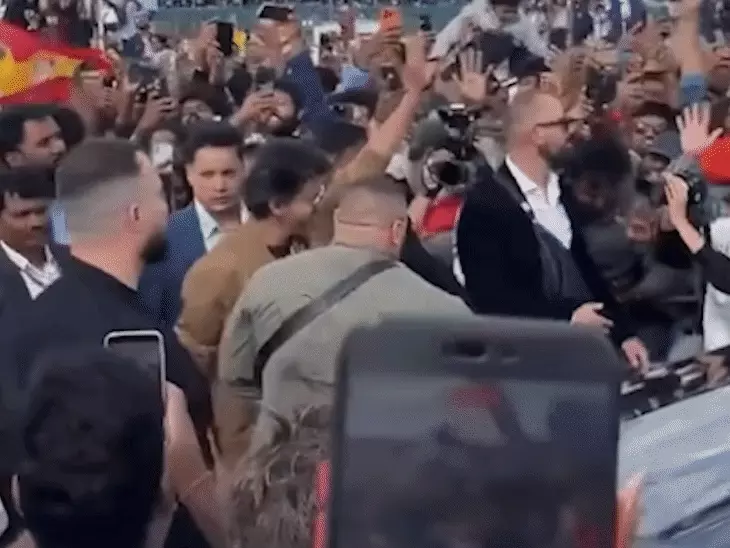 Thalapathy Vijay और Ajith Kumar: Silverstone में दिखे विजय, Trisha Krishnan के आने पर पीछे हटने का वीडियो वायरल