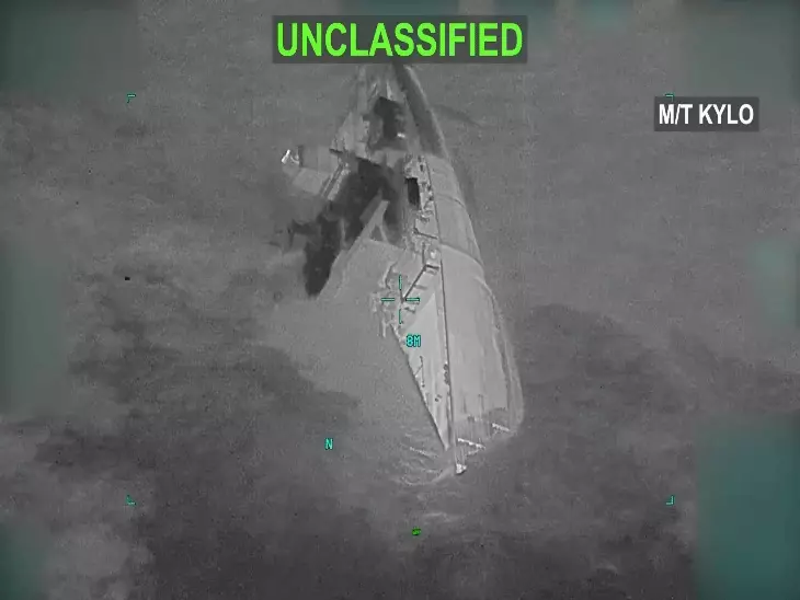 Iran Tanker Attack: अमेरिका ने जारी किया हमले का Video, ओमान की खाड़ी में डूबा जहाज