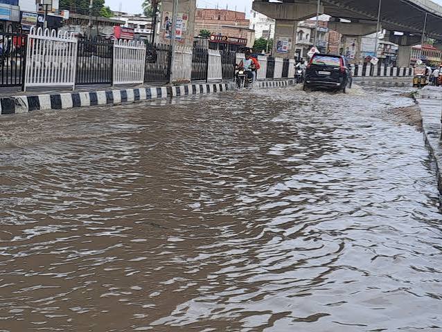 Weather का Double Attack! Uttarakhand में बर्फबारी, Bihar में Flood; Bareilly भी जलमग्न