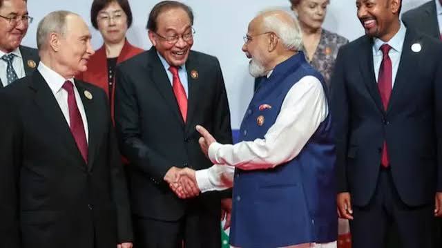 Malaysia PM Anwar Ibrahim: मोदी, पुतिन और राहुल की Photos पर लगाए Bollywood Songs, Playlist Viral