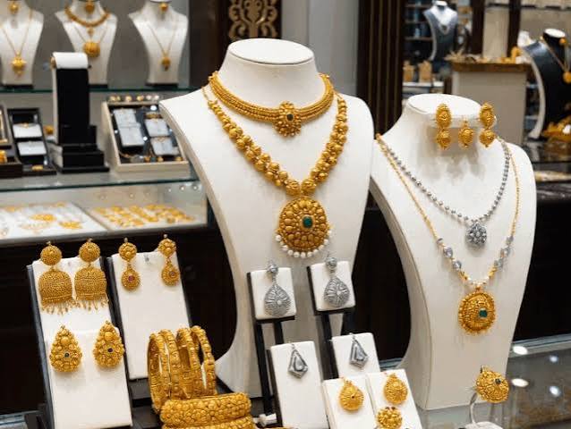 Gold Silver Price ₹1.51 लाख के करीब पहुंचा सोना, चांदी में भी बड़ी गिरावट
