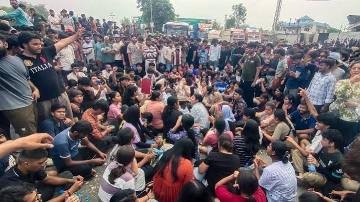 LPU में हंगामे के बाद Action: 30 छात्र जांच के घेरे में, फरहत की पहचान से बढ़ी हलचल