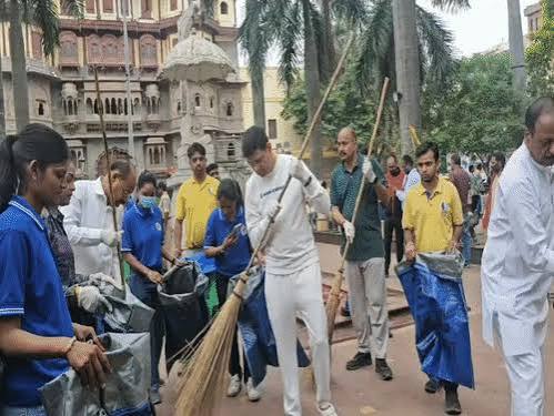 Indore News: गोगा नवमी पर जनप्रतिनिधियों ने संभाली सफाई, Mayor और Commissioner भी उतरे मैदान में