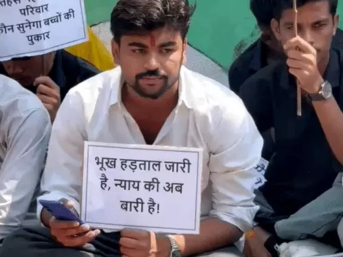 इंदौर के होलकर कॉलेज में छात्रों की अनिश्चितकालीन भूख हड़ताल, एक छात्र की तबीयत बिगड़ी; युवती बेहोश