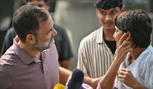 SIR के खिलाफ प्रदर्शन करने वाले छात्रों से मिले राहुल गांधी, दिल्ली पुलिस पर मारपीट के आरोप