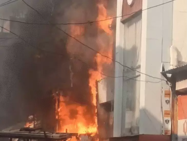 भोपाल न्यू मार्केट आग मामले में छोले-भटूरे दुकान संचालक पर FIR, आज से हॉकर्स की शिफ्टिंग