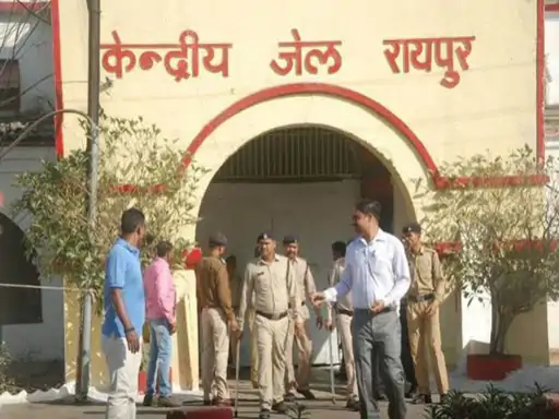 नवरात्रि पर रायपुर सेंट्रल जेल में सेवा की मिसाल, काली माता सेवा समिति ने 1300 बंदियों को बांटे फल