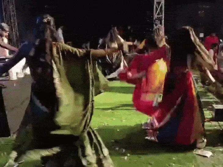 जबलपुर में गरबा कार्यक्रम में बवाल, बाउंसरों और बजरंग दल कार्यकर्ताओं के बीच मारपीट; वीडियो सामने आया