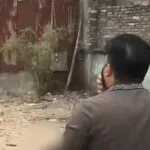 बांग्लादेश में पिस्तौल लेकर ड्रग्स के खिलाफ उतरे मंत्री, झुग्गियों में छापेमारी का वीडियो वायरल