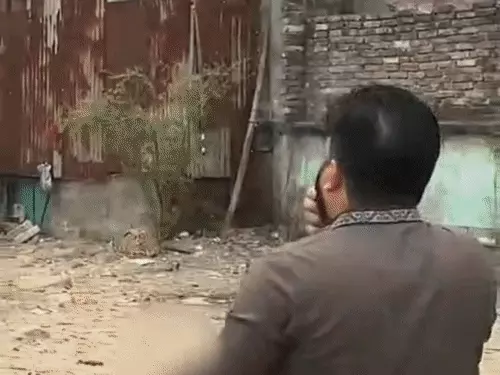 बांग्लादेश में पिस्तौल लेकर ड्रग्स के खिलाफ उतरे मंत्री, झुग्गियों में छापेमारी का वीडियो वायरल
