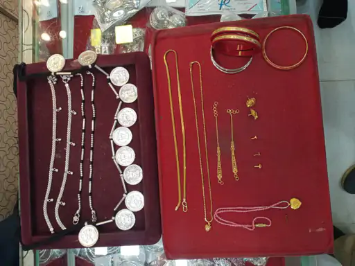 रायपुर में घर का ताला तोड़कर 8 लाख के गहने चोरी, नाबालिग पकड़ा गया; पुलिस ने जेवर किए बरामद