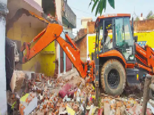 गौ हत्या मामले में बुलडोजर कार्रवाई, गौरी नगर में आरोपी के किराए के मकान को ढहाया