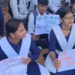 भोपाल में शिक्षिका के निलंबन की मांग पर फिर धरने पर बैठे छात्र, बोले- अब करेंगे सड़क जाम